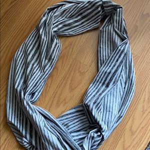 Lululemon gray and white stripe scarf